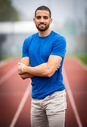 Der Thurgauer Leichtathlet Kariem Hussein posiert auf dem Sportplatz der Oberstufe in Bronschhofen.