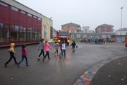 Die letzte Klasse begibt sich zum Sammelplatz, es sollte eine Zweierreihe sein, doch in der Aufregung geht so etwas schnell vergessen. (Bild: Flurina Lüchinger)