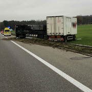 Der Fahrer blieb beim Unfall unverletzt. (Bild: Kapo SG)