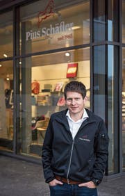 Patrick Ammann, Inhaber der Pius Schäfler AG, vor dem Flagship Store an der St.Gallerstrasse in Gossau. (Bild: Thomas Hary (15. November 2018))