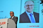 Bild von der GV der Dätwyler Holding AG in Altdorf im März 2018. Der damals neu gewählte Verwaltungsratspräsident Paul Hälg am Rednerpunkt und der neu gewählte Verwaltungsrat Claude R. Cornaz (rechts eingeblendet). (Bild: Jean-Jacques Schaffner)