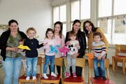 Besa Shabani (Mitte) mit den Müttern und ihren Kindern im Progy-Zentrum. (Bild: Benjamin Schmid)