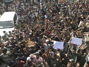 Rohingya protestieren am Donnerstag im Flüchtlingscamp Cox's Bazar in Bangladesch gegen die Rückführung nach Myanmar. (Bild: Keystone/AP/DAR YASIN)