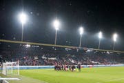 Die Schweizer Spieler bedanken sich nach dem Spiel gegen Färöer bei den Fans für die Unterstützung. Bild: Anthony Anex / Keystone (Luzern, 13. November 2016))
