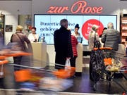 Die Frauenfelder Versandapotheke setzt auch auf Shop-in-Shop-Apotheke wie hier in einer Migros-Filiale. (Bild: KEYSTONE/WALTER BIERI)