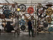 Mehr als ein Jahr lang wurde Jean Tinguelys Ton-Mischmaschine Méta-Harmonie II von 1979 im Schaulager in Münchenstein BL restauriert. Nun kehrt die Klangskulptur ins Museum Tinguely in Basel zurück. (Bild: KEYSTONE/Georgios Kefalas) (Bild: KEYSTONE/GEORGIOS KEFALAS)