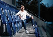 Célien Wicht setzt sich nur für den Fotografen gern auf die Tribüne auf dem Chamer Eizmoos. (Bild: Stefan Kaiser (14. November 2018))