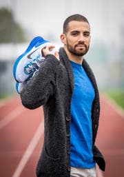 Der Thurgauer Leichtathlet Kariem Hussein posiert auf dem Sportplatz der Oberstufe in Bronschhofen.