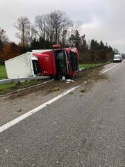 Der Fahrer blieb beim Unfall unverletzt. (Bild: Kapo SG)