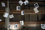 Buch als Installation: Wie Vögel fliegen die Doppelseiten in Gianni Kuhns «Kleinster Galerie der Welt» unter der Raumdecke. (Bild: Dieter Langhart)