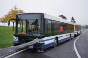 Die Unfallstelle in Baar, zwischen dem Moosrank und Allenwinden, wo ein Auto mit einem Linienbus zusammenprallte. (Bild: Zuger Polizei)