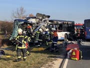 Rettungskräfte arbeiten an der Unfallstelle. Bei dem Zusammenstoss von zwei Schulbussen im Landkreis Fürth sind mehrere Kinder schwer verletzt worden. (Bild: Keystone/DPA/MICHL SCHMELZER)