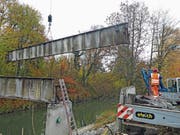 Ein Stück Geschichte aus der Zeit des Binnenkanalbaus verschwindet. Die Stahlkonstruktion ist vermutlich über 100 Jahre alt. (Bild: Kurt Latzer)