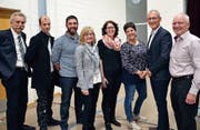 Gemeindepräsident Hansjörg Lang (l.) und Versammlungsleiter Emil Meier (r.) nehmen die Kandidaten in ihre Mitte: Céderic Krauer, Christian Meier, Anita Dähler-Engel, Erika Siegwart, Maria-José Günter und Oliver Götz. (Bild: Margrith Pfister-Kübler)