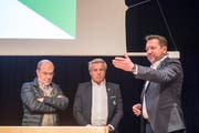 Der damalige St.-Gallen-Präsident Stefan Hernandez (rechts) verdankt an der 14. ordentlichen Generalversammlung der FC St. Gallen AG die zurückgetretenen Verwaltungsräte Martin Schönenberger (Mitte) und Michael Hüppi (links). (Bild: Urs Bucher (Gossau, 13. November 2017))