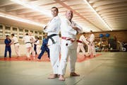 Zwei, die den Schweizer Meisterschaften in St. Gallen Vorschub leisteten: Marco Peter (links), Präsident des Judoverbandes St. Gallen-Thurgau-AR, und Marcel Burkhard, zweifacher Olympiateilnehmer und heute Leiter des regionalen Leistungszentrums St. Gallen. (Bild: Ralph Ribi)