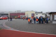 Nach der Übung stehen alle Schülerinnen und Schüler auf dem Pausenplatz. (Bild: Flurina Lüchinger)