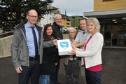 Reto Christen, Manuela Lustenberger, Christoph Keller, Marlis Schmid und Benedikt Hodel überreichen die Unterschriften an Gemeindeschreiberin Marta Stocker (von links). (Bild: Matthias Piazza (Hergiswil, 8. November 2018))