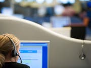 (Symbolbild) Schweizer Telefonmarketing-Firmen verärgern mit ihren Verkaufsmethoden potentielle Kunden. Am Montag stehen zwei Verantwortliche in St. Gallen wegen unlauteren Wettbewerbs vor Gericht. (Bild: ARCHIV KEYSTONE/MARTIN RUETSCHI)