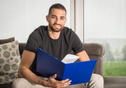 Das Diplom in Händen: Der Thurgauer Leichtathlet Kariem Hussein hat sein Medizinstudium abgeschlossen.