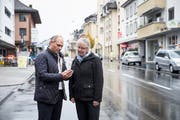 Roland Emmenegger, Gemeinderat von Hochdorf und Gabi Lauper von der zuständigen Kommission im Seetal, inspizieren mögliche Taxito-Points in Hochdorf. (Bild: Manuela Jans-Koch , 13. November 2018)