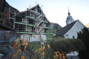 Im Frühsommer 2019 soll die Sanierung der «Alten Post» abgeschlossen sein. (Bild: Urs Hanhart, Bauen, 12. November 2018)