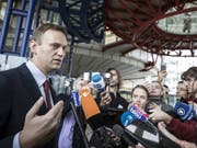 Alexej Nawalny am Donnerstag in Strassburg nach der Urteilsverkündigung vor den Medien. (Bild: Keystone/AP/JEAN-FRANCOIS BADIAS)