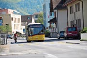 Wenn das Postauto dem Velo ausweichen muss, wird’s eng auf der Robert-Durrer-Strasse. (Bild: Matthias Piazza (Stans, 11. September 2018))