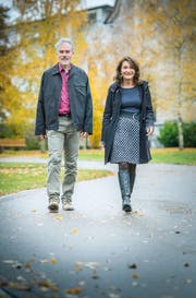 Elisabeth Wickihalder aus Winterthur mit dem Kirchpräsident Thomas Leuch vor der evangelischen Kirche. (Bild: Andrea Stalder)