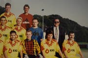 Heinz Niedermann (im Anzug) als Präsident des FC Flawil Mitte der 90er-Jahren.