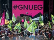 Ende September demonstrierten mehrere hundert Personen in Bern für Lohngleichheit und gegen Diskriminierung «#Enough 18» (Bild: KEYSTONE/PETER SCHNEIDER)