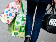 Für Weihnachtseinkäufe werden Herr und Frau Schweizer dieses Jahr nicht mehr aufwenden. (Bild: KEYSTONE/WALTER BIERI)