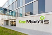 Aussenansicht des Doc-Morris-Logistikzentrums, das mittels eines Neubaus tüchtig ausgebaut wird. (Bild: PD)