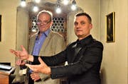 Auf den Spuren von Johann Heinrich Mayr: Historiker Kurt Bünzli, Theatermacher Oliver Kühn. Bild: Max Eichenberger