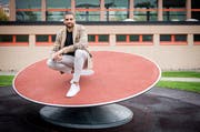 Kariem Hussein stellt auf dem Sportplatz der Oberstufe Bronschhofen seinen Gleichgewichtssinn unter Beweis. (Bild: Reto Martin)