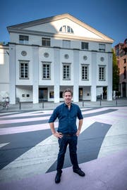 Ideal für ein Theater als Ort der Begegnung: Benedikt von Peter auf dem Theaterplatz, auf dem der Anbau oder ein Neubau zu stehen käme. Bild: Pius Amrein (20. August 2018)