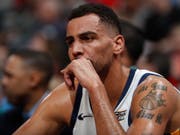 Thabo Sefolosha geht mit Utah in Dallas brutal unter (Bild: KEYSTONE/AP/DAVID ZALUBOWSKI)