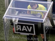 Der VAR wird auch in Englands Premier League eingeführt (Bild: KEYSTONE/AP/THEMBA HADEBE)
