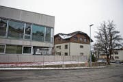Das Schulhaus Hofmatt 4 soll durch den Neubau «Vierklang» ersetzt werden. (Bild: Maria Schmid (6. Dezember 2017))