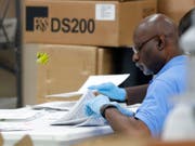 Überprüfung von Hand: Im Senatsrennen in Florida müssen Stimmen aufwändig nachgezählt werden. (Bild: KEYSTONE/AP/WILFREDO LEE)