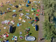 Diese Liegewiese wird eventuell bald von zwei Seiten von der Aare begrenzt. (Bild: KEYSTONE/THOMAS HODEL)