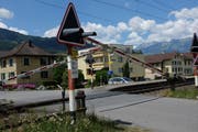 Beim Bahnübergang Stationsstrasse wurde auf Intervention der IG Burgerau die Steuerung der Barriere geändert, so dass sie nun nicht mehr so lange geschlossen wird. (Bild: Heini Schwendener)