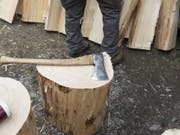Mit einer Axt hackte der Mann seiner Frau aus Eifersucht beide Hände ab. (Bild: Keystone/GAETAN BALLY)