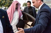 Der saudische Generalstaatsanwalt Saud al-Mojeb auf dem Weg zum Flugzeug Ende Oktober als er Istanbul verlässt. Er fordert die Todesstrafe für fünf der angeklagten Saudis. (Bild: DHA via AP, File, 31 Oktober 2018)