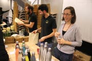 Sie machten Lust, gegen unnötigen Abfall aktiv zu werden: Andreas Fürst (Mitte), Daniel Fürst und Natacha Espirito Santo (rechts) (Bild: Markus Bösch)
