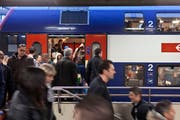 S-Bahn-Pendler am frühen Morgen im Bahnhof Zürich Altstetten. (Archivbild: Gaetan Bally/Keystone)