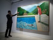 War einem Käufer bei einer Auktion in New York über 90 Millionen Dollar wert: das Bild «Porträt eines Künstlers (Pool mit zwei Figuren)» des britischen Malers David Hockney. (Bild: KEYSTONE/EPA/JEROME FAVRE)