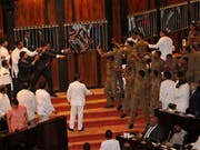 Chaotische Szenen im Parlamentsgebäude in Colombo, Sri Lanka: Abgeordnete werfen Stühle und Chilipulver. (Bild: KEYSTONE/AP/LAHIRU HARSHANA)