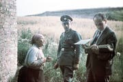 Ein Deutscher Beamter befragt an einem unbekannten Ort in Osteuropa im Jahr 1938 eine ältere Roma-Frau vor ihrer Deportation nach Polen. Bild: Getty