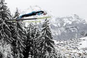 Wie schnell, wie hoch? Sprünge wie jene von Simon Ammann, hier beim Weltcupspringen in Engelberg vor einem Jahr, sollen genaustens vermessen werden. (Bild: Gian Ehrenzeller/KEY)